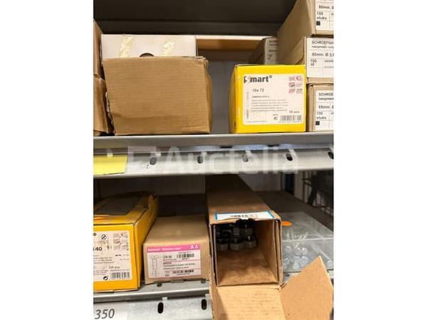 Grote foto grote partij bevestigingsmaterialen. schroeven ankers bouten en moeren waaronder rvs doe het zelf en verbouw onderdelen en accessoires