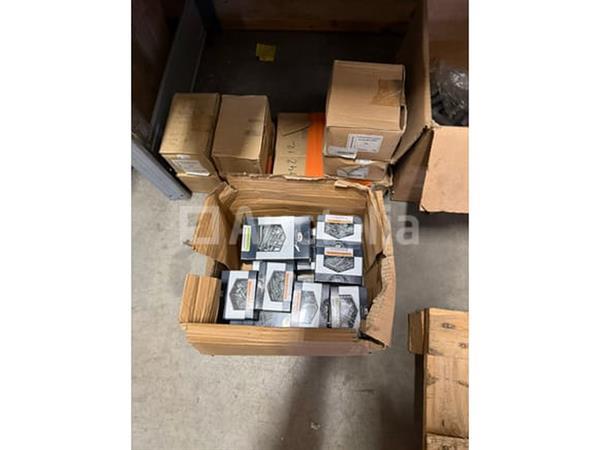 Grote foto grote partij bevestigingsmaterialen. schroeven ankers bouten en moeren waaronder rvs doe het zelf en verbouw onderdelen en accessoires