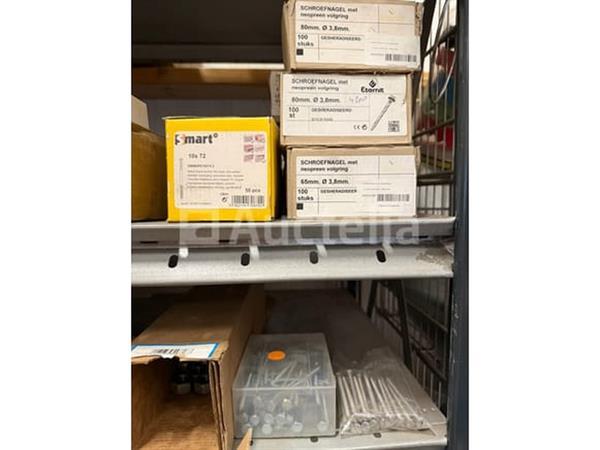 Grote foto grote partij bevestigingsmaterialen. schroeven ankers bouten en moeren waaronder rvs doe het zelf en verbouw onderdelen en accessoires