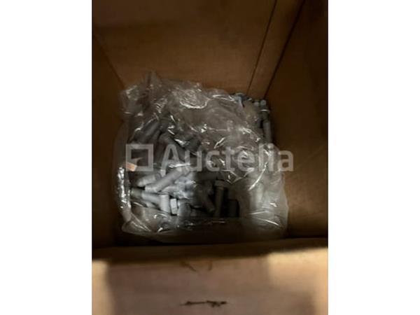 Grote foto grote partij bevestigingsmaterialen. schroeven ankers bouten en moeren waaronder rvs doe het zelf en verbouw onderdelen en accessoires