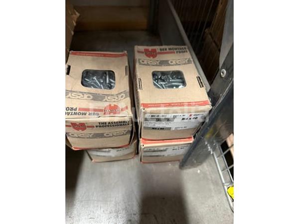 Grote foto grote partij bevestigingsmaterialen. schroeven ankers bouten en moeren waaronder rvs doe het zelf en verbouw onderdelen en accessoires