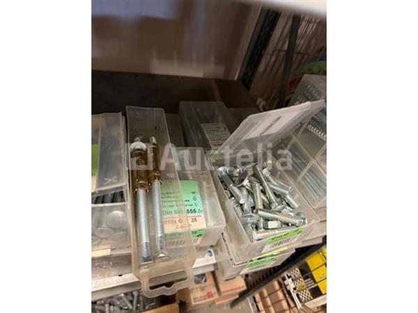 Grote foto grote partij bevestigingsmaterialen. schroeven ankers bouten en moeren waaronder rvs doe het zelf en verbouw onderdelen en accessoires