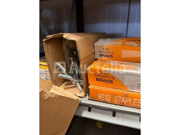 Grote foto grote partij bevestigingsmaterialen. schroeven ankers bouten en moeren waaronder rvs doe het zelf en verbouw onderdelen en accessoires