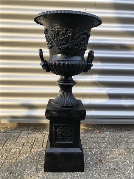 Grote foto zware gietijzeren tuinvaas gietijzer op gietijzeren sokkel zeer fraai en prachtig ontwerp in het zw tuin en terras overige tuin en terras
