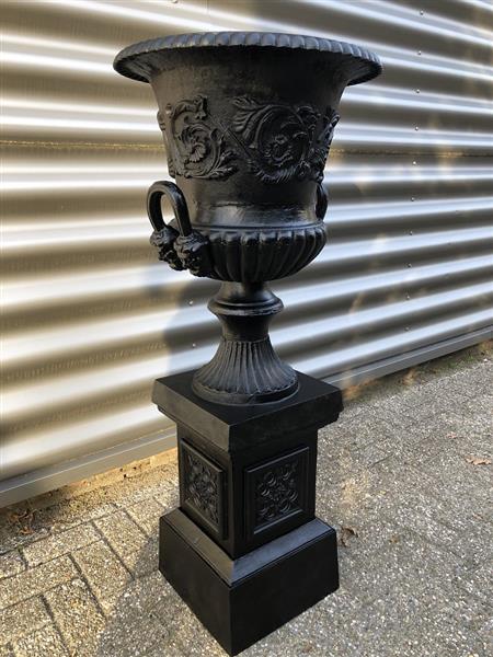 Grote foto zware gietijzeren tuinvaas gietijzer op gietijzeren sokkel zeer fraai en prachtig ontwerp in het zw tuin en terras overige tuin en terras