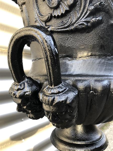 Grote foto zware gietijzeren tuinvaas gietijzer op gietijzeren sokkel zeer fraai en prachtig ontwerp in het zw tuin en terras overige tuin en terras