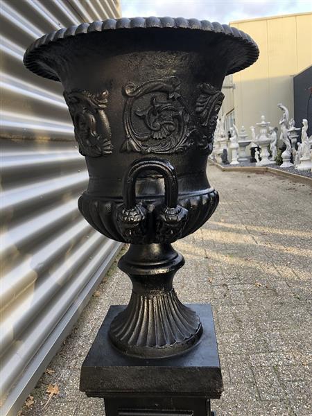 Grote foto zware gietijzeren tuinvaas gietijzer op gietijzeren sokkel zeer fraai en prachtig ontwerp in het zw tuin en terras overige tuin en terras