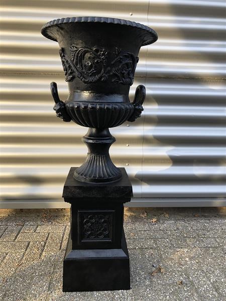 Grote foto zware gietijzeren tuinvaas gietijzer op gietijzeren sokkel zeer fraai en prachtig ontwerp in het zw tuin en terras overige tuin en terras