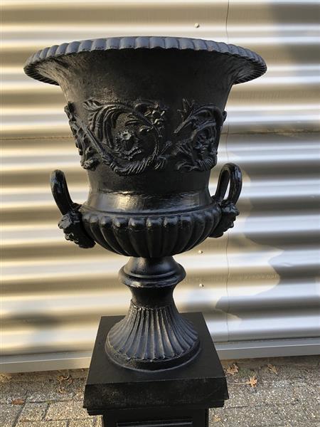 Grote foto zware gietijzeren tuinvaas gietijzer op gietijzeren sokkel zeer fraai en prachtig ontwerp in het zw tuin en terras overige tuin en terras