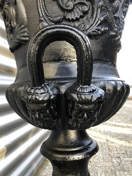 Grote foto zware gietijzeren tuinvaas gietijzer op gietijzeren sokkel zeer fraai en prachtig ontwerp in het zw tuin en terras overige tuin en terras