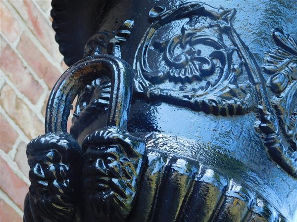 Grote foto grote tuinvaas gietijzer zwart gedetailleerd tuin en terras overige tuin en terras