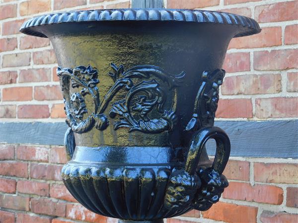 Grote foto grote tuinvaas gietijzer zwart gedetailleerd tuin en terras overige tuin en terras