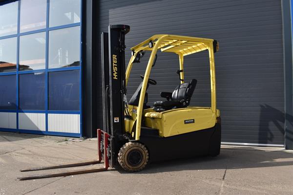 Grote foto hyster 1600kg elektrisch met vorkversteller agrarisch heftrucks
