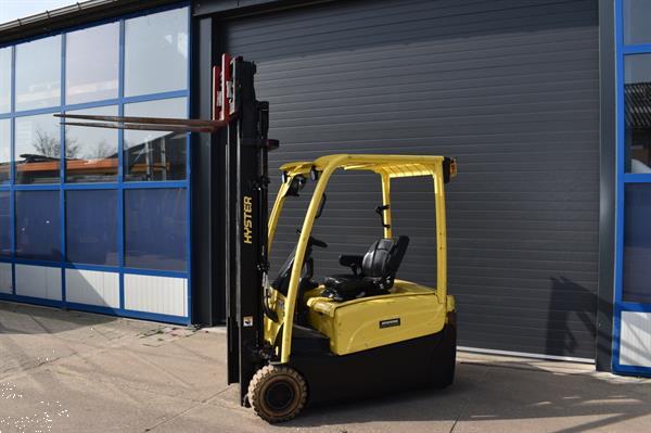 Grote foto hyster 1600kg elektrisch met vorkversteller agrarisch heftrucks