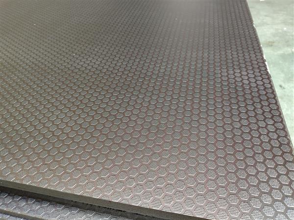 Grote foto 18mm berken betonplex antislip hexa 125x250cm doe het zelf en verbouw hout en planken