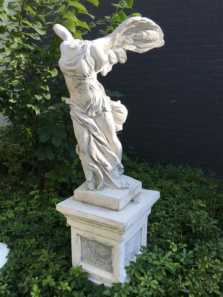 Grote foto prachtig massief engel nik beeld op sokkel uniek tuin en terras tuindecoratie