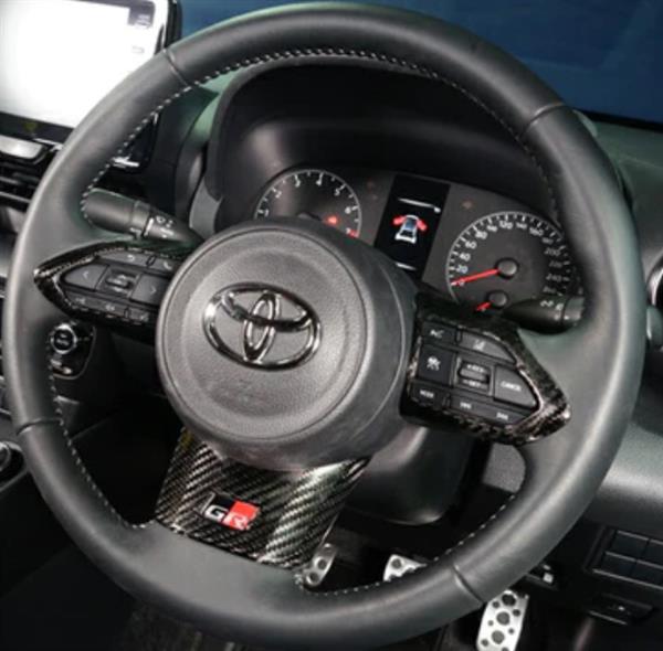 Grote foto dit betreft een set toyota yaris gr carbon stuur trim cover auto onderdelen tuning en styling