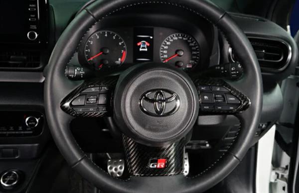 Grote foto dit betreft een set toyota yaris gr carbon stuur trim cover auto onderdelen tuning en styling