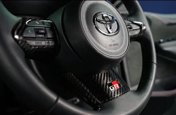 Grote foto dit betreft een set toyota yaris gr carbon stuur trim cover auto onderdelen tuning en styling