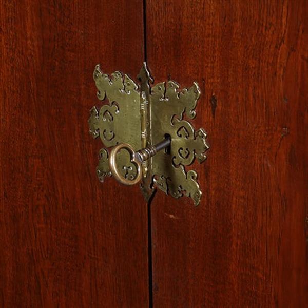 Grote foto hollands koloniaal tafelkastje ingericht als bar met brons beslag no.391135 antiek en kunst stoelen en banken