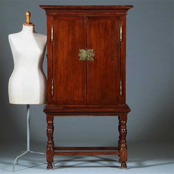 Grote foto hollands koloniaal tafelkastje ingericht als bar met brons beslag no.391135 antiek en kunst stoelen en banken