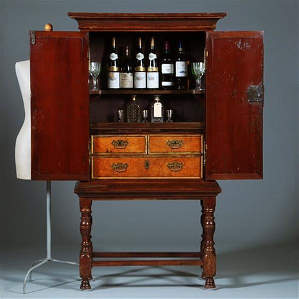 Grote foto hollands koloniaal tafelkastje ingericht als bar met brons beslag no.391135 antiek en kunst stoelen en banken