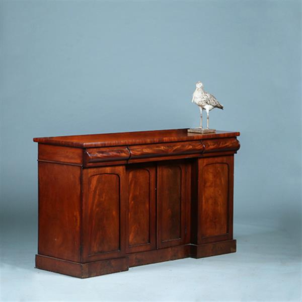 Grote foto sideboard met 4 deuren en 3 laden het kroonstuk is afneembaar no.391120 antiek en kunst stoelen en banken