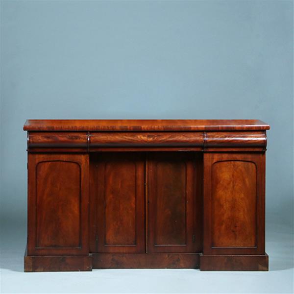 Grote foto sideboard met 4 deuren en 3 laden het kroonstuk is afneembaar no.391120 antiek en kunst stoelen en banken