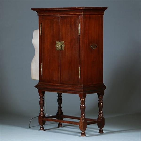 Grote foto hollands koloniaal tafelkastje ingericht als bar met brons beslag no.391135 antiek en kunst stoelen en banken