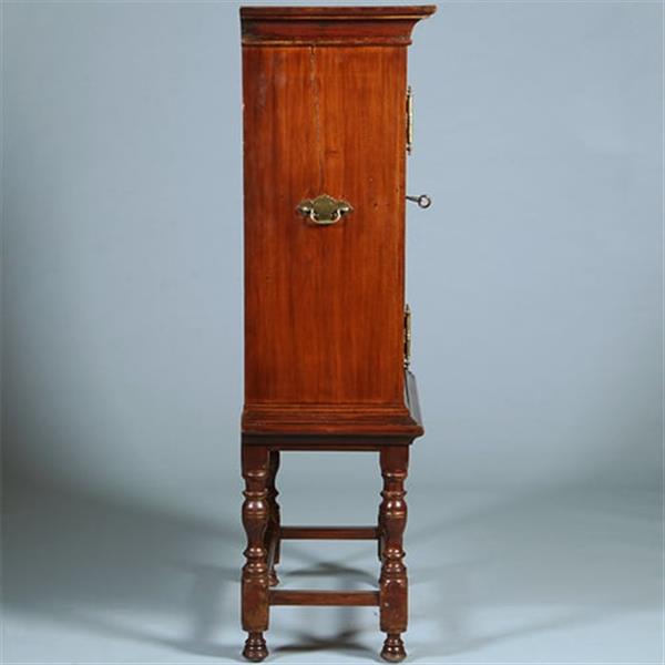 Grote foto hollands koloniaal tafelkastje ingericht als bar met brons beslag no.391135 antiek en kunst stoelen en banken