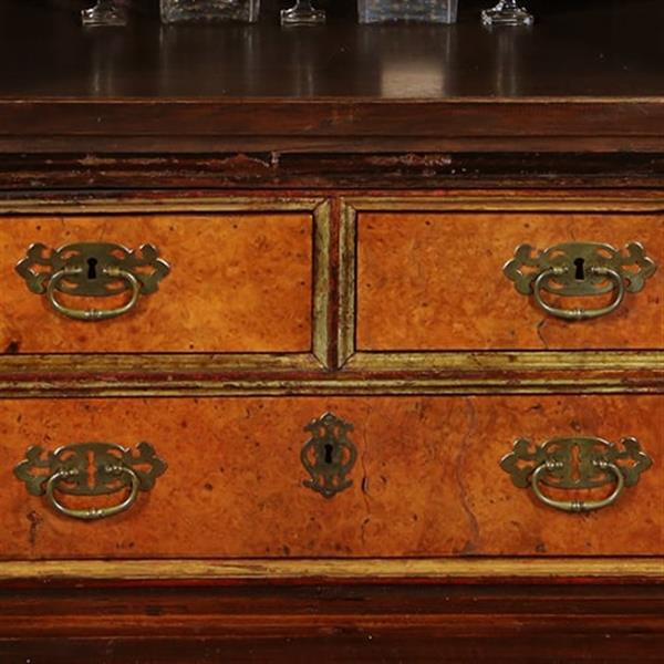 Grote foto hollands koloniaal tafelkastje ingericht als bar met brons beslag no.391135 antiek en kunst stoelen en banken