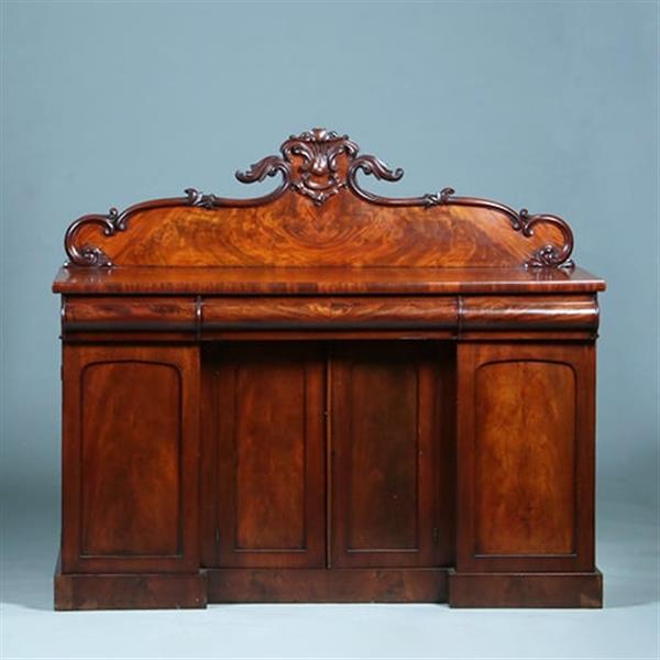 Grote foto sideboard met 4 deuren en 3 laden het kroonstuk is afneembaar no.391120 antiek en kunst stoelen en banken