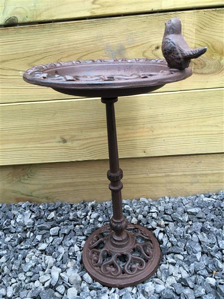 Grote foto sierlijk gietijzeren vogelbad op voet vintage bruin ca. 40 cm hoog tuin en terras tuindecoratie