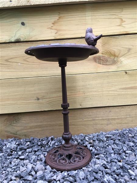 Grote foto sierlijk gietijzeren vogelbad op voet vintage bruin ca. 40 cm hoog tuin en terras tuindecoratie