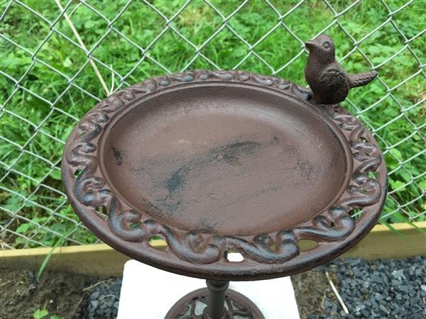 Grote foto sierlijk gietijzeren vogelbad op voet vintage bruin ca. 40 cm hoog tuin en terras tuindecoratie