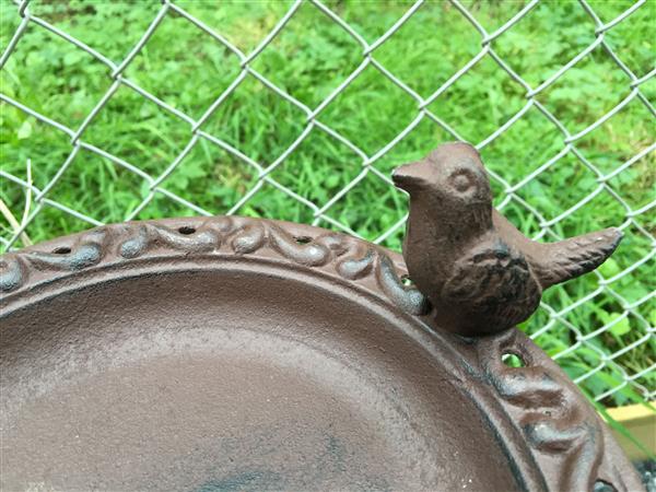 Grote foto sierlijk gietijzeren vogelbad op voet vintage bruin ca. 40 cm hoog tuin en terras tuindecoratie
