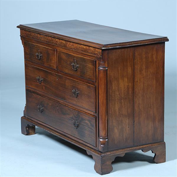 Grote foto strakke stoere ladenkast op bracket feet mooie patina afgeronde hoekstijlen no.391110 antiek en kunst stoelen en banken