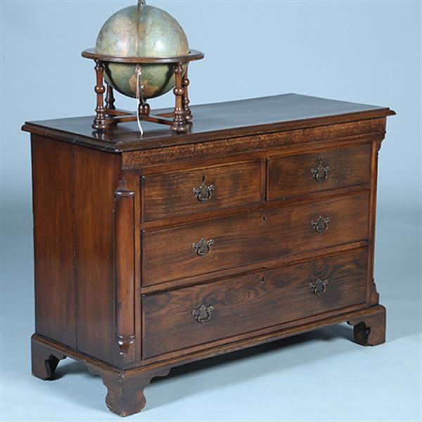 Grote foto strakke stoere ladenkast op bracket feet mooie patina afgeronde hoekstijlen no.391110 antiek en kunst stoelen en banken