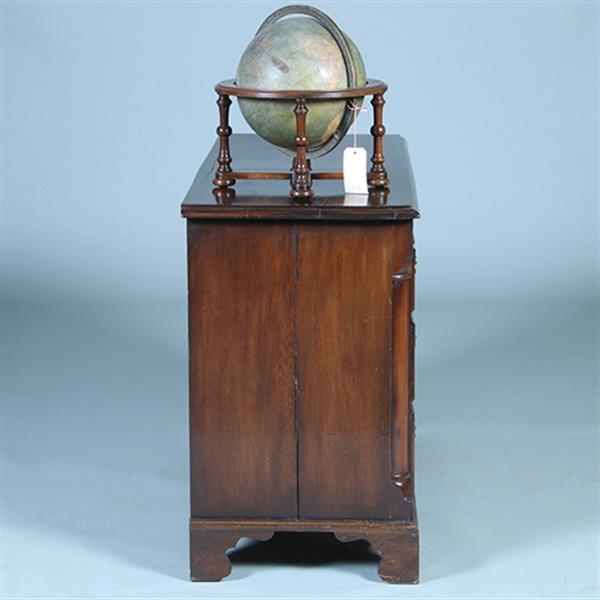 Grote foto strakke stoere ladenkast op bracket feet mooie patina afgeronde hoekstijlen no.391110 antiek en kunst stoelen en banken