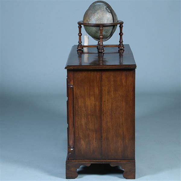 Grote foto strakke stoere ladenkast op bracket feet mooie patina afgeronde hoekstijlen no.391110 antiek en kunst stoelen en banken