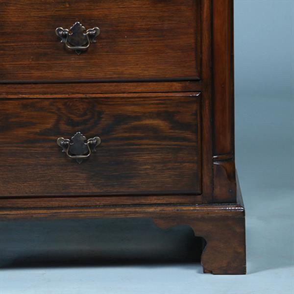 Grote foto strakke stoere ladenkast op bracket feet mooie patina afgeronde hoekstijlen no.391110 antiek en kunst stoelen en banken