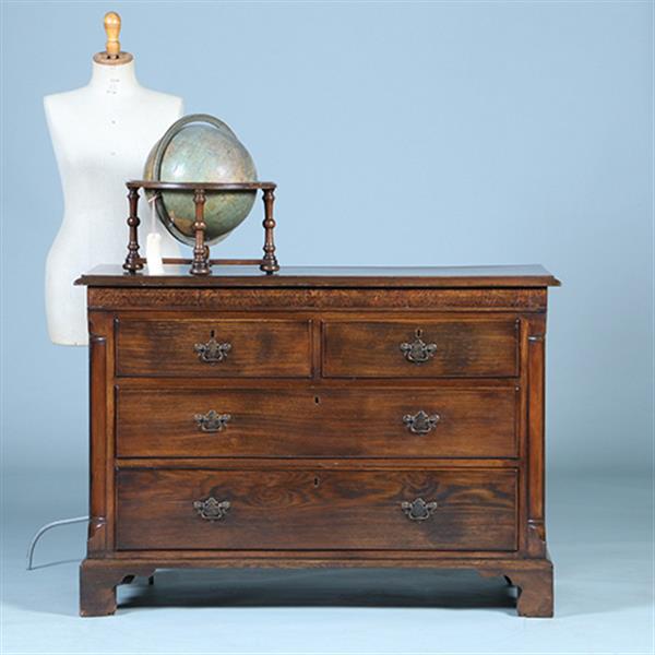 Grote foto strakke stoere ladenkast op bracket feet mooie patina afgeronde hoekstijlen no.391110 antiek en kunst stoelen en banken