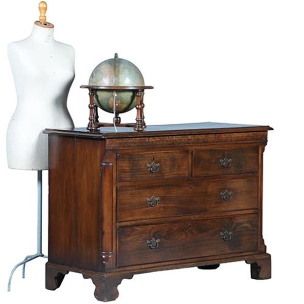 Grote foto strakke stoere ladenkast op bracket feet mooie patina afgeronde hoekstijlen no.391110 antiek en kunst stoelen en banken