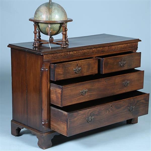 Grote foto strakke stoere ladenkast op bracket feet mooie patina afgeronde hoekstijlen no.391110 antiek en kunst stoelen en banken