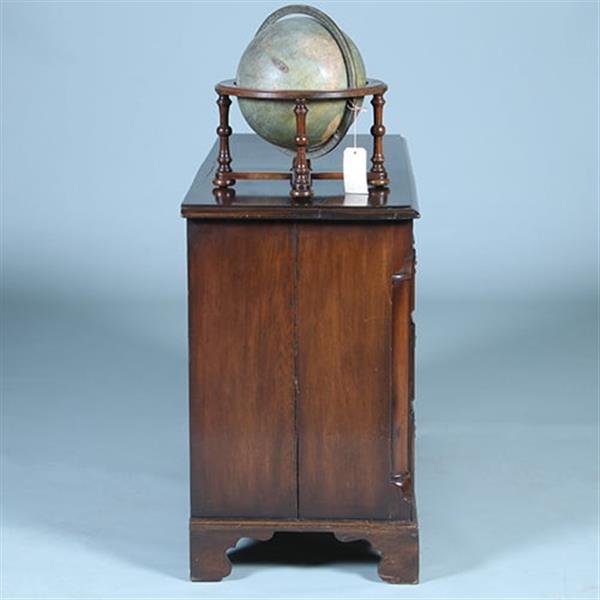 Grote foto strakke stoere ladenkast op bracket feet mooie patina afgeronde hoekstijlen no.391110 antiek en kunst stoelen en banken