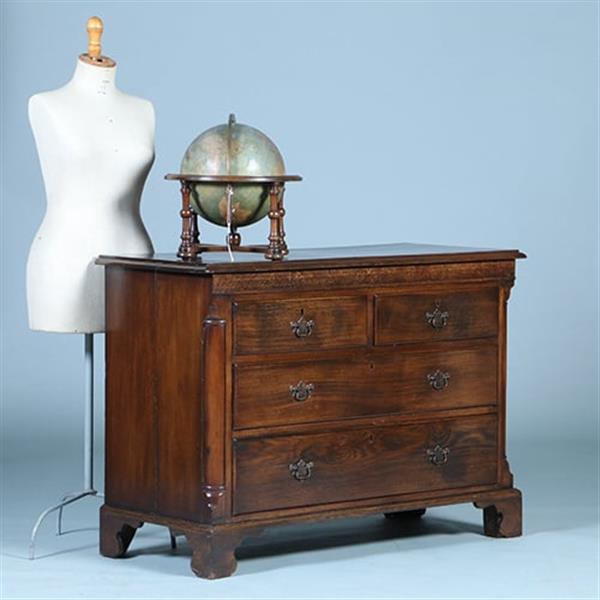 Grote foto strakke stoere ladenkast op bracket feet mooie patina afgeronde hoekstijlen no.391110 antiek en kunst stoelen en banken