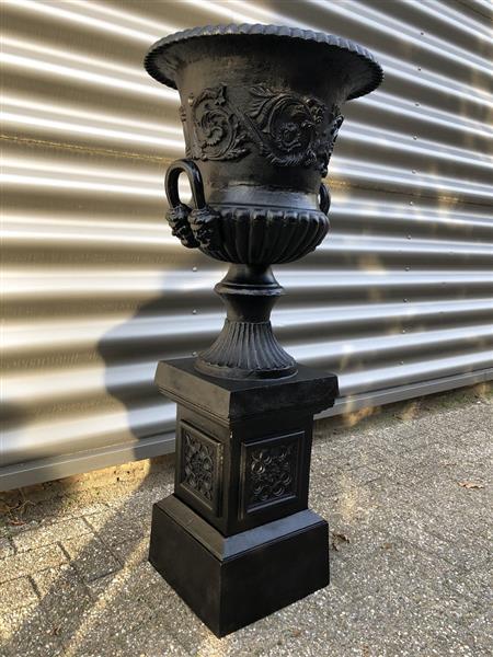Grote foto zware gietijzeren tuinvaas gietijzer op gietijzeren sokkel zeer fraai en prachtig ontwerp in het zw tuin en terras overige tuin en terras