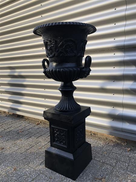 Grote foto zware gietijzeren tuinvaas gietijzer op gietijzeren sokkel zeer fraai en prachtig ontwerp in het zw tuin en terras overige tuin en terras