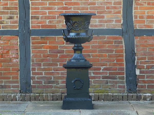 Grote foto grote tuinvaas gietijzer zwart gedetailleerd tuin en terras overige tuin en terras