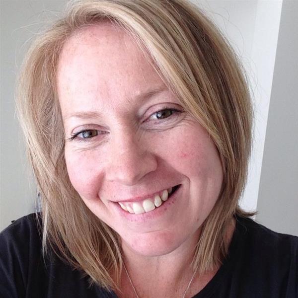 Grote foto ik ben klaar met het alleen zijn contacten en berichten vrouw zoekt man